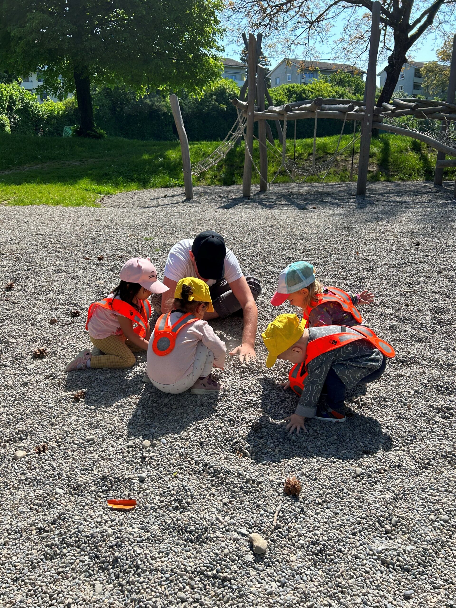 Kinder spielen draussen